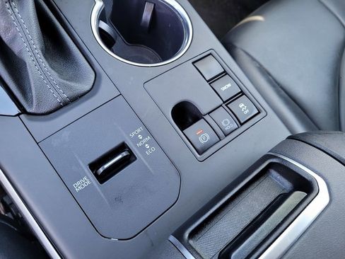 Used 2024 Toyota Highlander XLE image 18