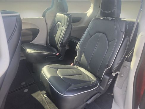 Used 2024 Chrysler Pacifica Limited w/ Uconnect Theater Family Group image 47