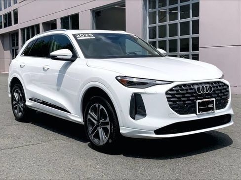 Certified 2025 Audi Q5 Premium w/ Convenience Package AWD/4WD image 1