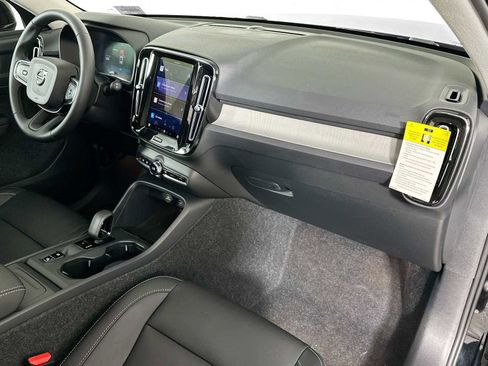 Used 2025 Volvo XC40 B5 Core w/ Climate Package image 28