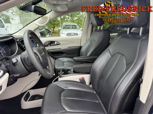 Used 2023 Chrysler Pacifica Touring-L AWD/4WD image 15