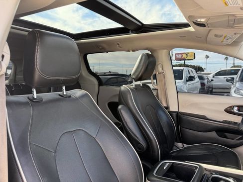 Used 2022 Chrysler Pacifica Limited image 31