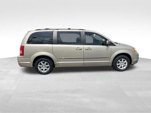 Used 2009 Chrysler Town & Country Touring image 8