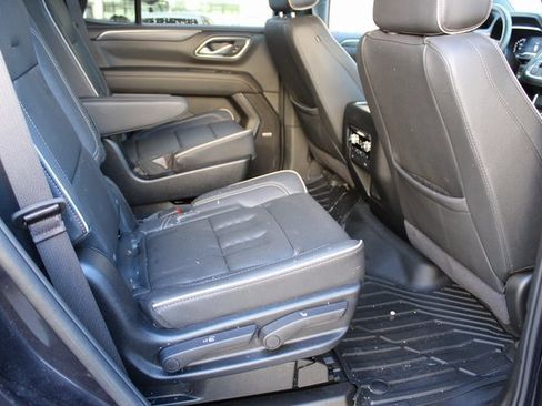 Used 2024 GMC Yukon SLT w/ SLT Luxury Package image 18