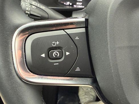 Certified 2022 Volvo XC40 T5 R-Design w/ Advanced Package image 18