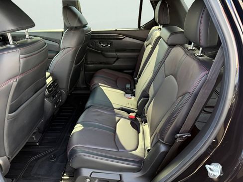 Used 2025 Honda Pilot Black Edition image 12