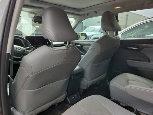 Used 2023 Toyota Highlander Platinum image 11