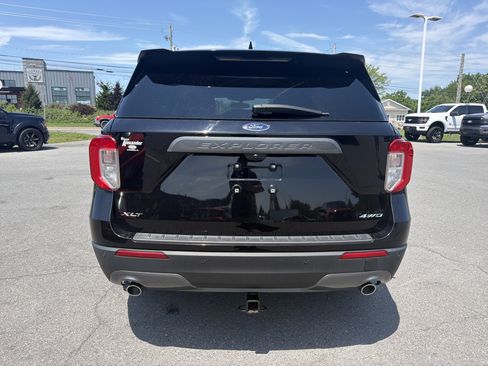 Used 2022 Ford Explorer XLT w/ Equipment Group 202A AWD/4WD image 4