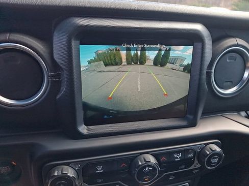 Used 2023 Jeep Wrangler Unlimited Sahara AWD/4WD image 19
