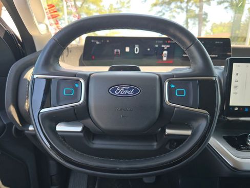 Used 2025 Ford Expedition Max Platinum w/ Driver's Package AWD/4WD image 16