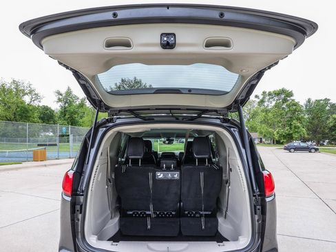 Used 2019 Chrysler Pacifica Touring-L w/ Advanced Safetytec Group FWD image 23