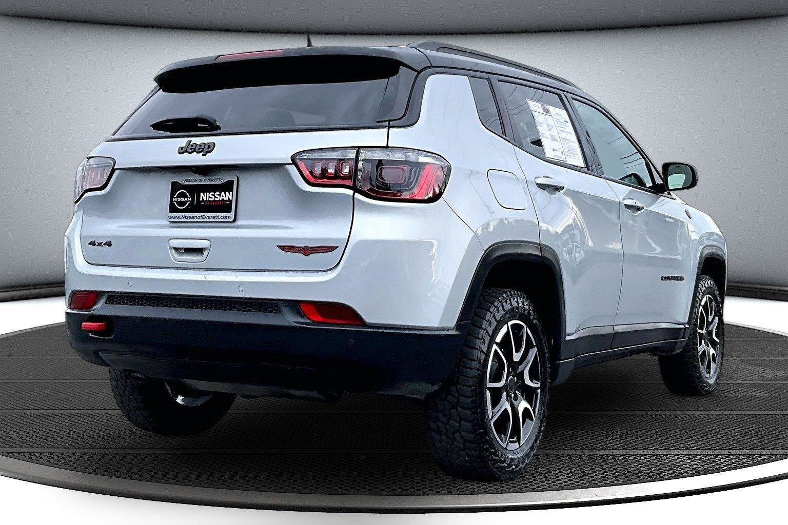 Used 2025 Jeep Compass Trailhawk AWD/4WD image 7