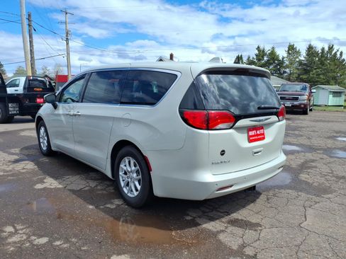 Used 2017 Chrysler Pacifica Touring FWD image 3