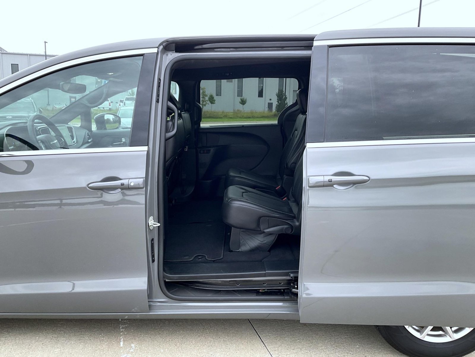 Used 2025 Chrysler Pacifica Select FWD image 22