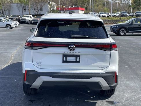 Certified 2025 Volkswagen Tiguan SE image 6