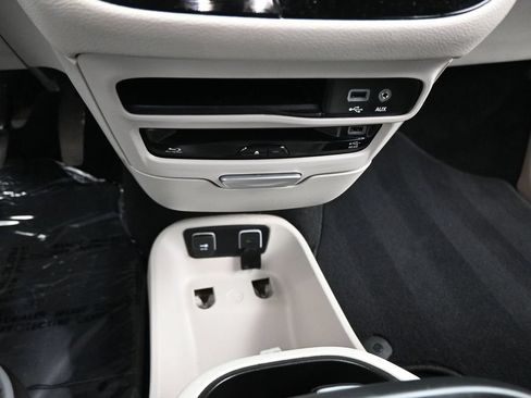 Used 2018 Chrysler Pacifica Limited w/ Advanced Safetytec Group FWD image 16
