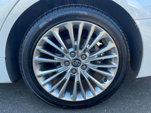 Used 2020 Toyota Avalon Limited image 10