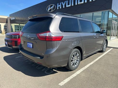Used 2018 Toyota Sienna XLE FWD image 3