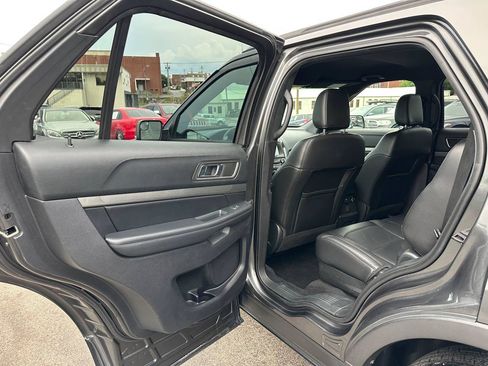 Used 2018 Ford Explorer XLT w/ Equipment Group 202A FWD image 19
