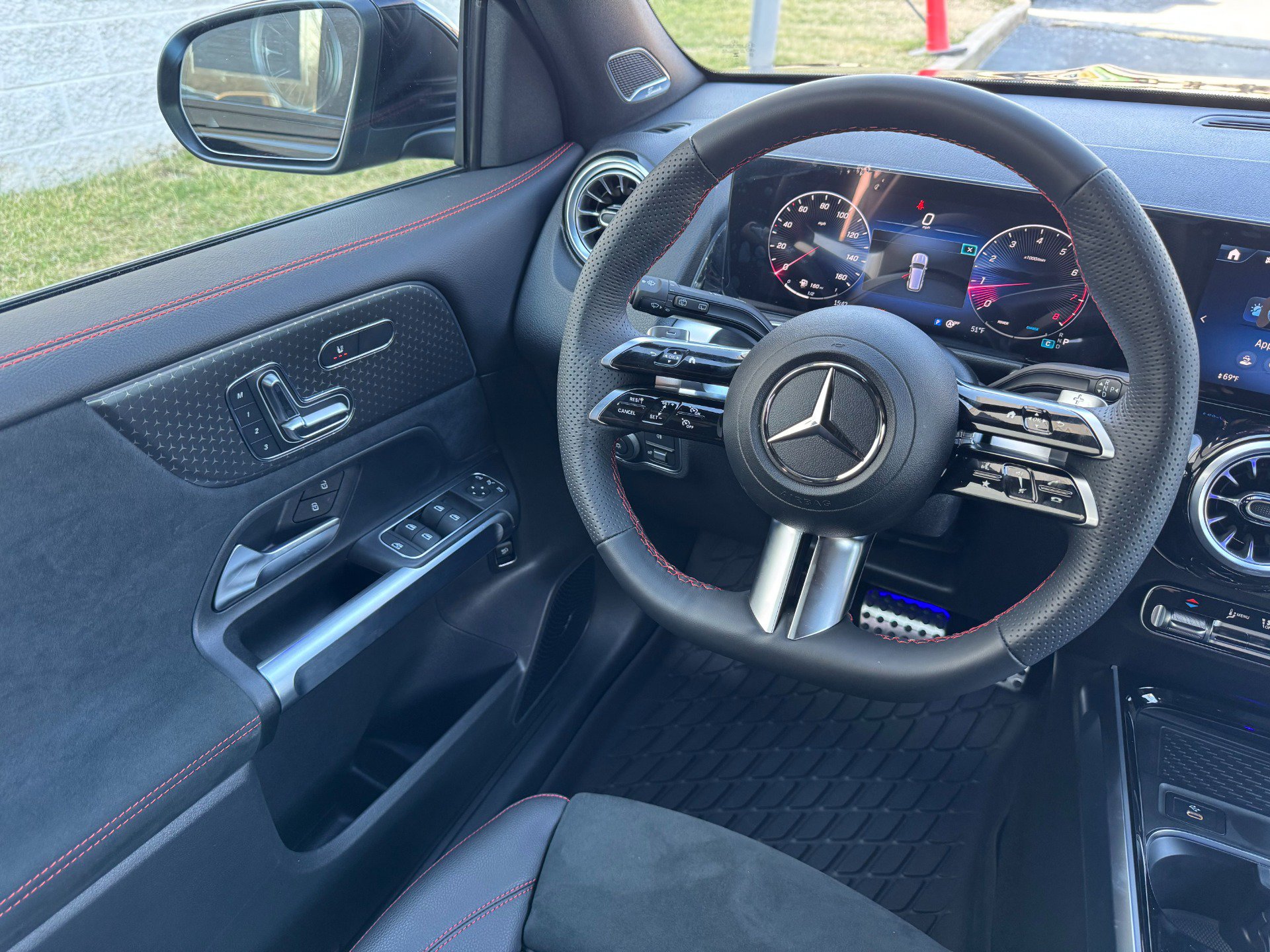 Used 2025 Mercedes-Benz GLB 250 w/ AMG Night Package image 54