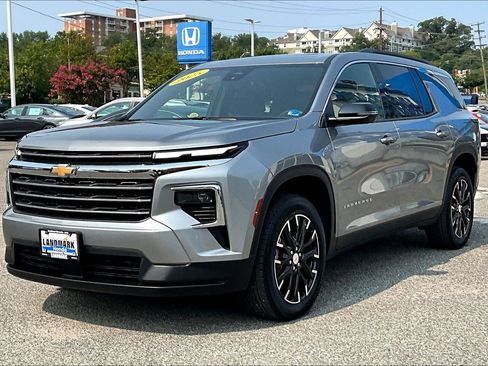 Used 2025 Chevrolet Traverse LT w/ Sun and Wheel Package FWD image 1