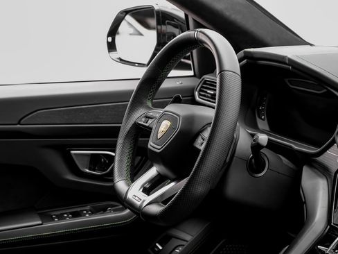 Used 2021 Lamborghini Urus image 11