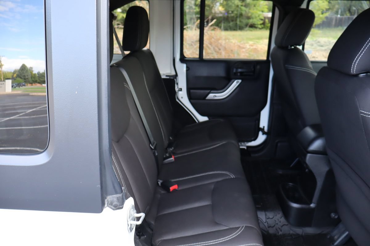 Used 2015 Jeep Wrangler Unlimited Rubicon w/ Connectivity Group AWD/4WD image 22