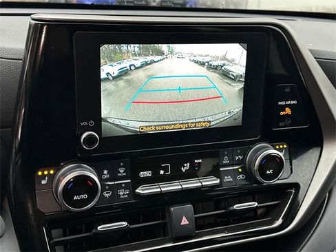 Certified 2023 Toyota Highlander XLE image 31