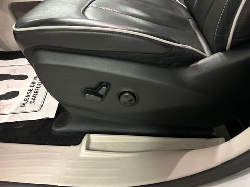 Used 2024 Chrysler Pacifica Limited image 13