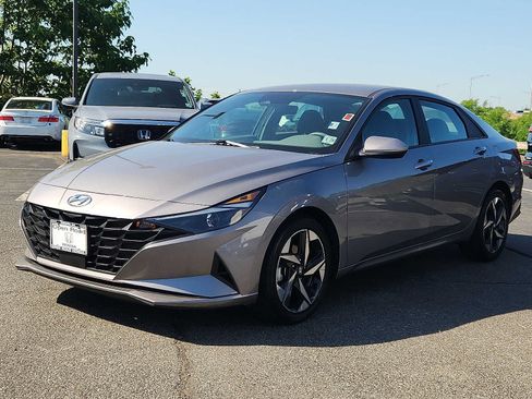 Used 2023 Hyundai Elantra SEL w/ Convenience Package FWD image 3