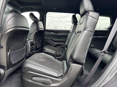 Used 2023 Jeep Grand Cherokee L Laredo image 29