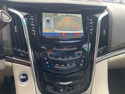 Used 2017 Cadillac Escalade 2WD image 23