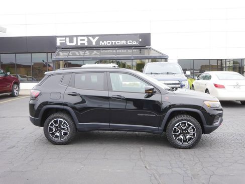 Used 2025 Jeep Compass Trailhawk w/ Trailhawk Elite Group AWD/4WD image 1