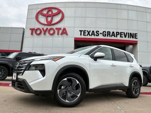 Used 2025 Nissan Rogue SV FWD image 2