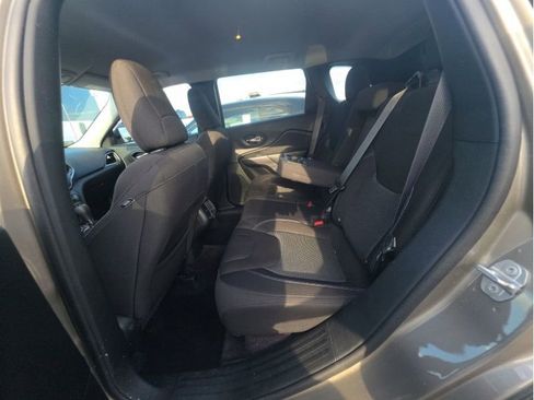 Used 2019 Jeep Cherokee Latitude w/ Popular Appearance Group FWD image 11