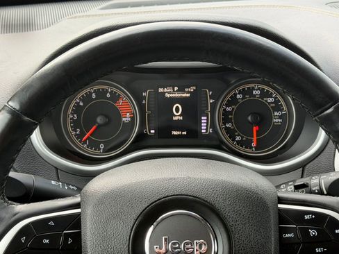 Used 2018 Jeep Cherokee Latitude Plus w/ Comfort/Convenience Group image 20