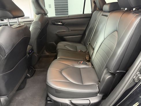 Used 2020 Toyota Highlander XLE AWD/4WD image 29