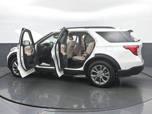 Used 2022 Ford Explorer XLT w/ Equipment Group 202A AWD/4WD image 57