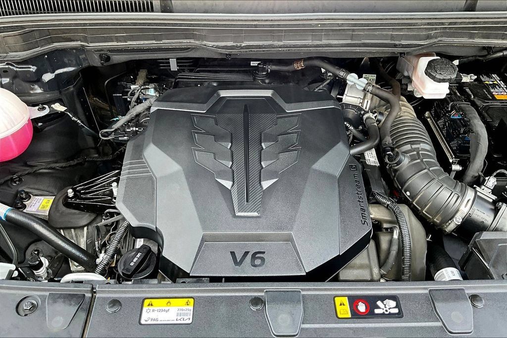 Used 2025 Kia Carnival FWD image 30