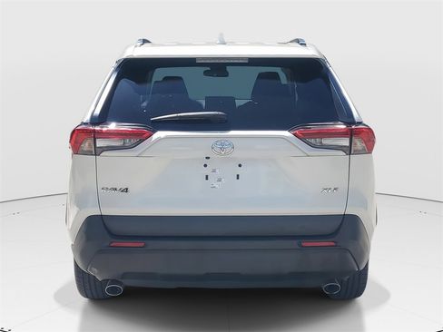 Used 2022 Toyota RAV4 XLE Premium image 7