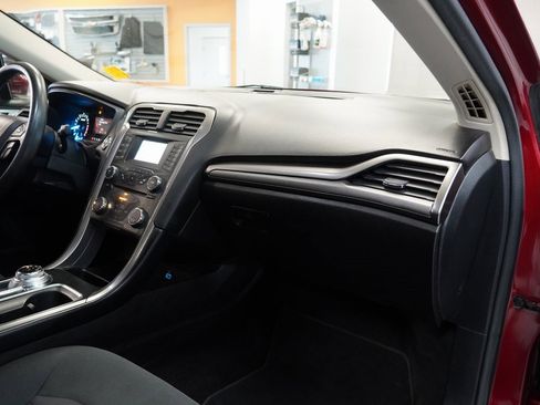 Used 2017 Ford Fusion SE image 32