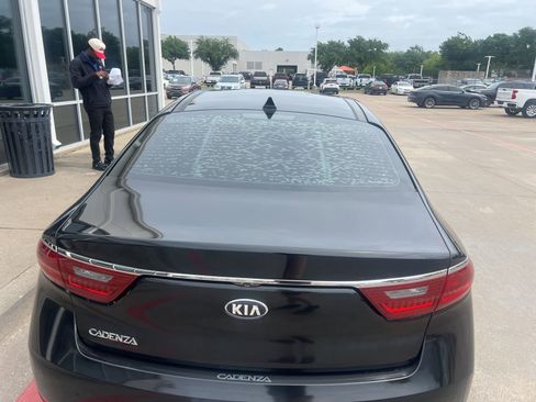 Used 2017 Kia Cadenza Premium w/ Luxury Package FWD image 6