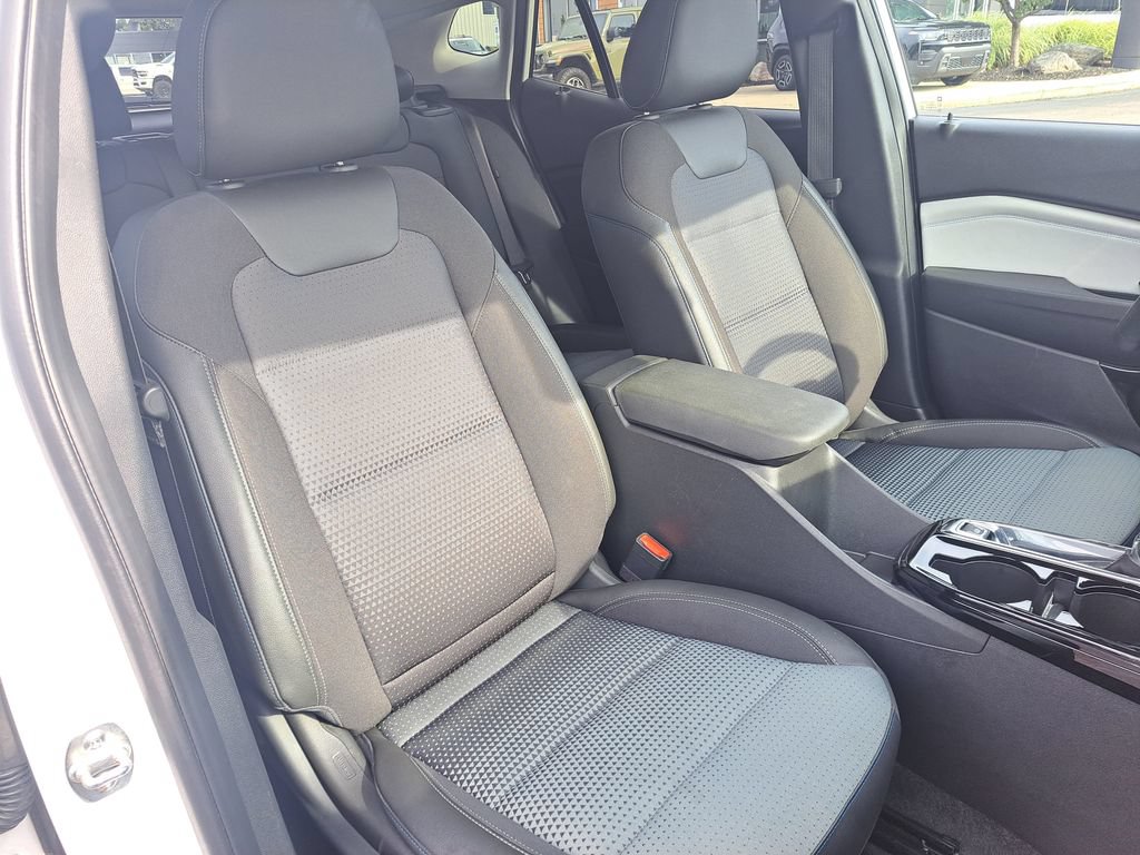 Used 2025 Chevrolet Trax LT w/ LT Convenience Package FWD image 30
