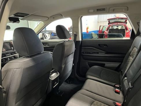 Used 2024 Nissan Pathfinder SV FWD image 17
