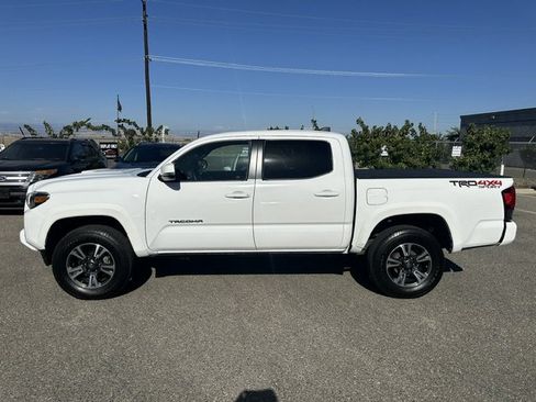 Used 2018 Toyota Tacoma TRD Sport w/ Technology Package AWD/4WD image 4