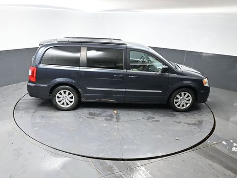 Used 2013 Chrysler Town & Country Touring image 40