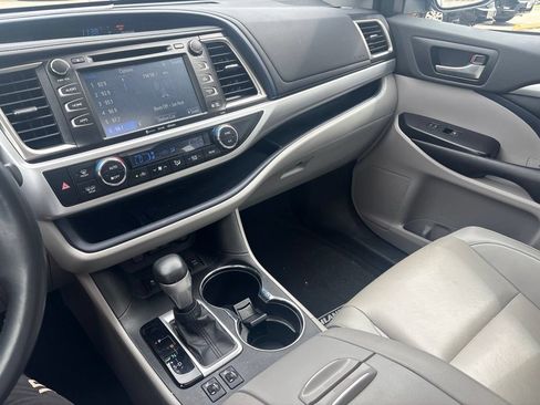 Used 2019 Toyota Highlander XLE AWD/4WD image 22