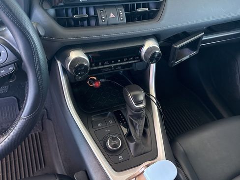 Used 2022 Toyota RAV4 XLE Premium image 3