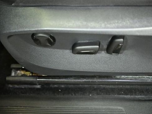 Used 2024 Volkswagen Tiguan SE image 49