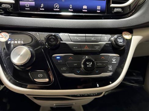 Used 2024 Chrysler Pacifica Touring-L FWD image 36